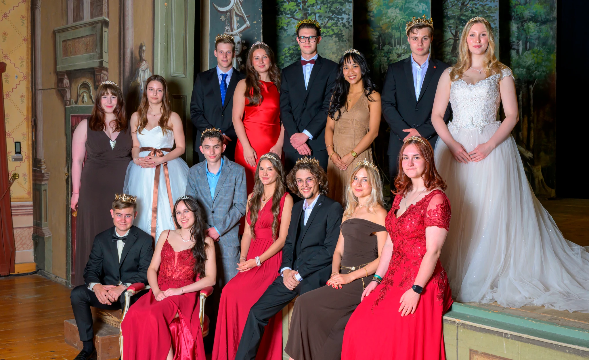 Die HAK Kings and Queens in festlicher Ballkleidung