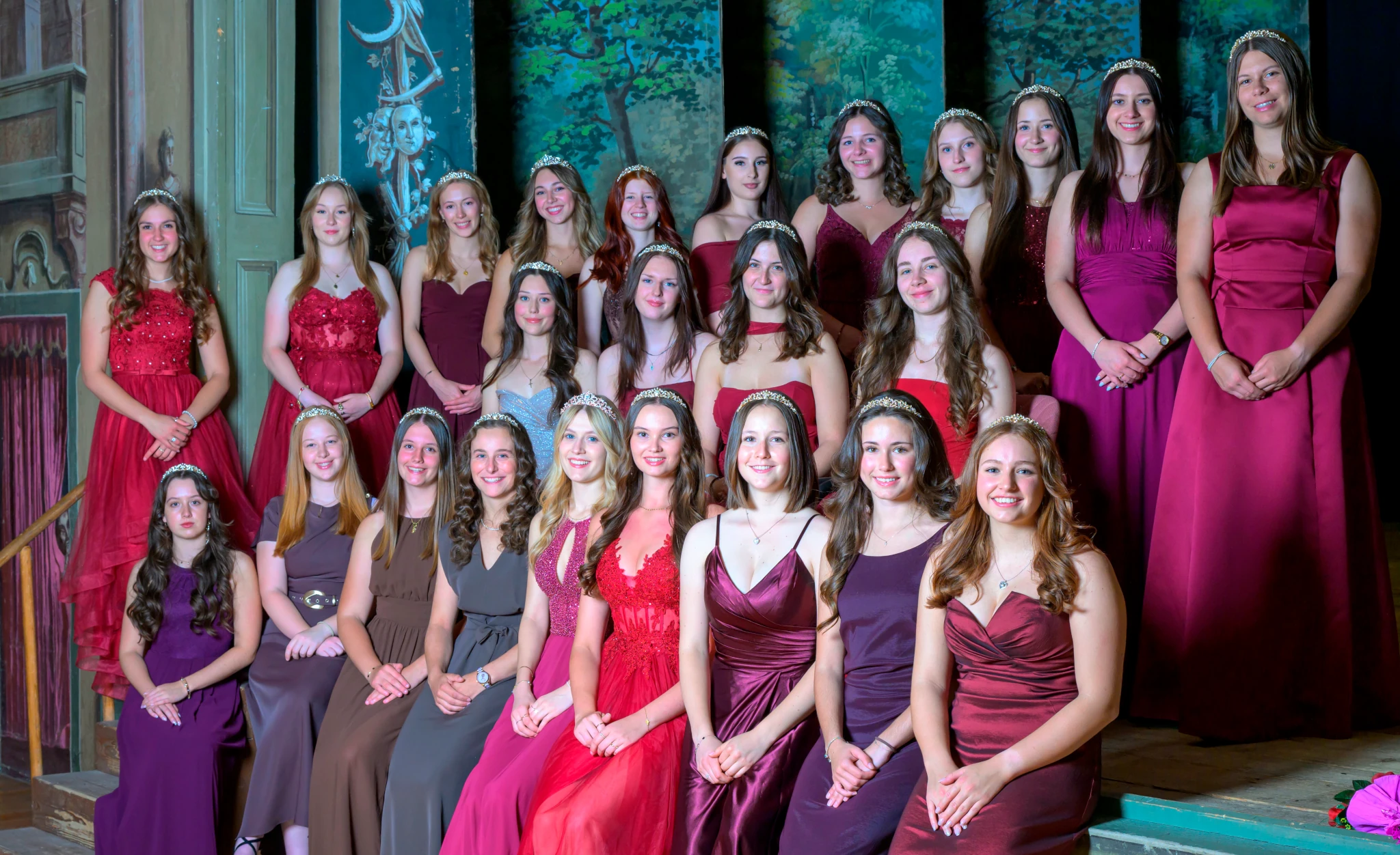 Die HME Queens in festlicher Ballkleidung