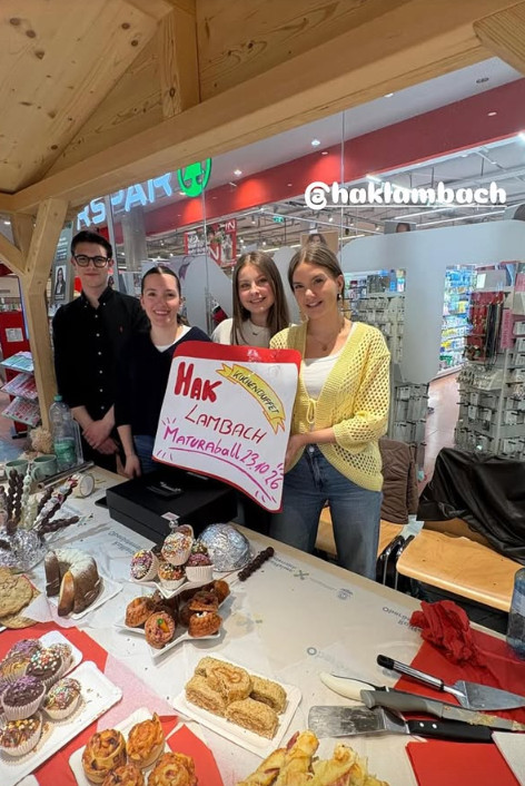 Team am Kuchenstand im V-Markt Einkaufszentrum